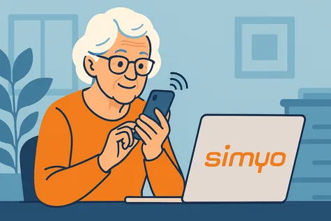 Mujer mayor usando móvil junto a portátil con el logo de Simyo en fondo azul ilustrado